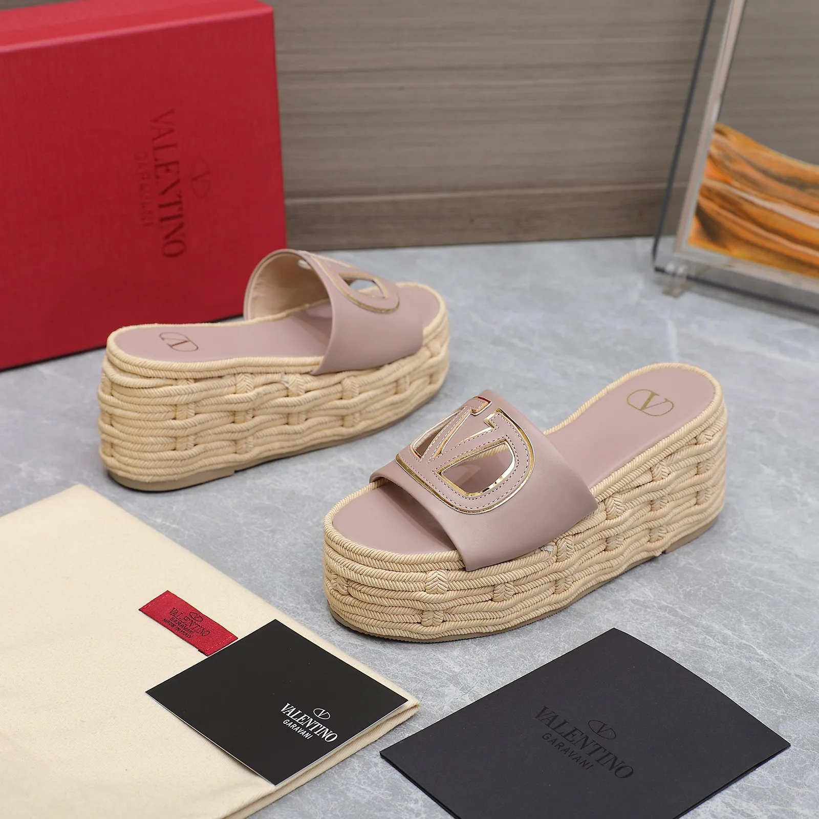 👟👟Ex-factory price 640👟👟The highest version💯💯💯 2024 early spring counter catwalk style updated simultaneously 💗Valentino💗Valentino Wedge hemp rope bottom slippers/follow-up sandals series ——————————Top version Super creative craft design highlights the brand’s unique style, luxury fashion and highly recognizable Exquisite round head, perfect side arc, extremely pure taste, ladylike temperament and full of femininity‼ ️ Upper: Made of imported cowhide. Lining: Made of mixed sheepskin. Italian imported cowhide outsole. Wedge heel back height: 8.5CM. Front height: 5.5CM. Code number: 35-41 (41 customized)
